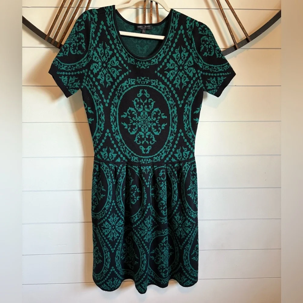 Romeo & Juliet Couture Black and Green Brocade Knit Dress - Picture 5 of 8